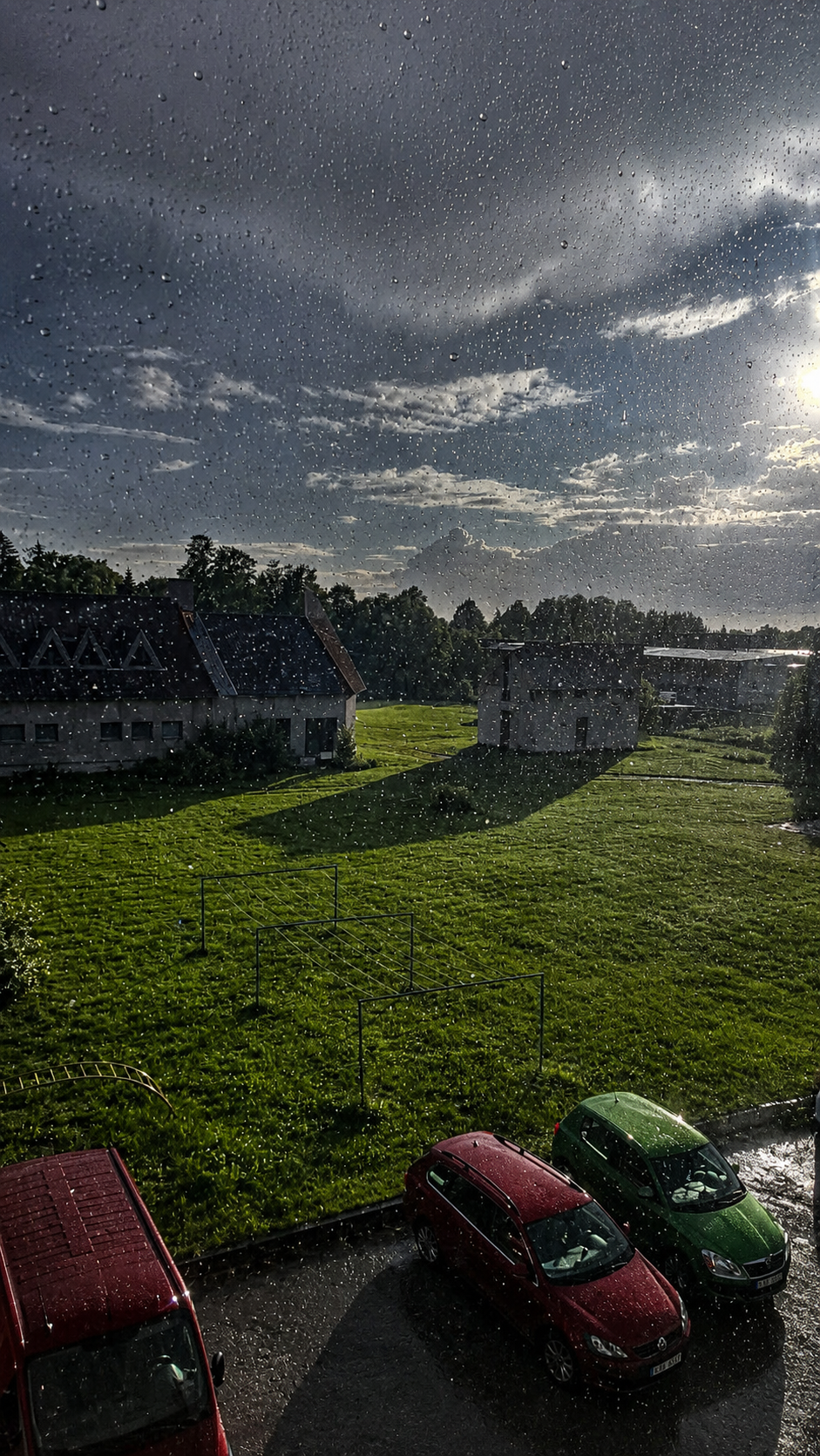 Päike ja vihm akna taga